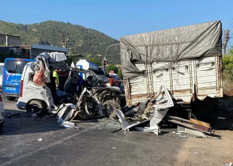 Manisa’da emniyet şeridinde feci kaza: Düğünden dönen ailenin 3 ferdi hayatını kaybetti