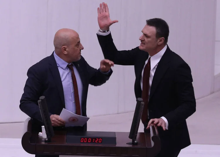 Siyasilerden TBMM’deki saldırıya tepkiler: Demokrasi kültürüne kara bir leke 1 Siyasilerden TBMM’deki saldırıya tepkiler: Demokrasi kültürüne kara bir leke