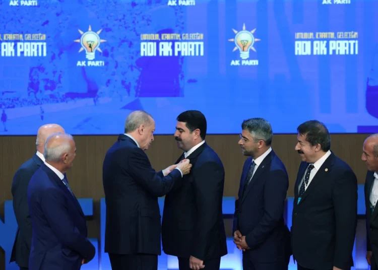 AK Parti'ye katılan milletvekilleri ve belediye başkanları belli oldu 1 AK Parti’ye katılan milletvekilleri ve belediye başkanları belli oldu