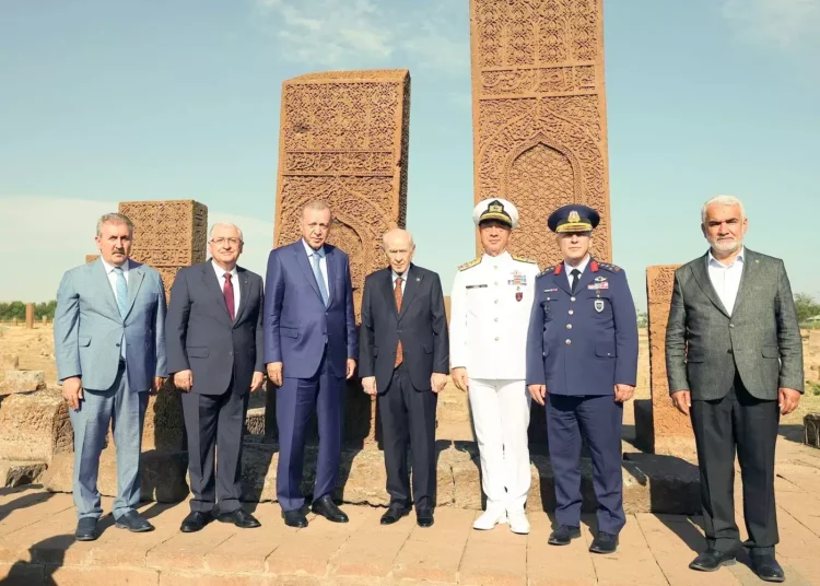 Kuvvet komutanları ile HÜDA PAR lideri aynı karede! 1 Kuvvet komutanları ile HÜDA PAR lideri aynı karede!