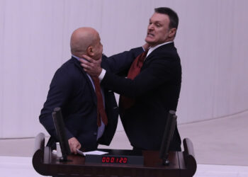 Ahmet Şık ve Alpay Özalan’a kınama cezası verildi