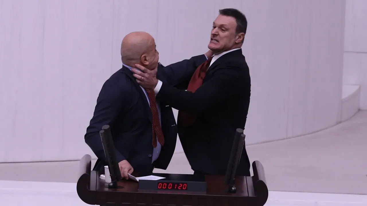 Hüsnü Yusuf Turabiç yazdı I Meclis’teki kavga kime yaradı?