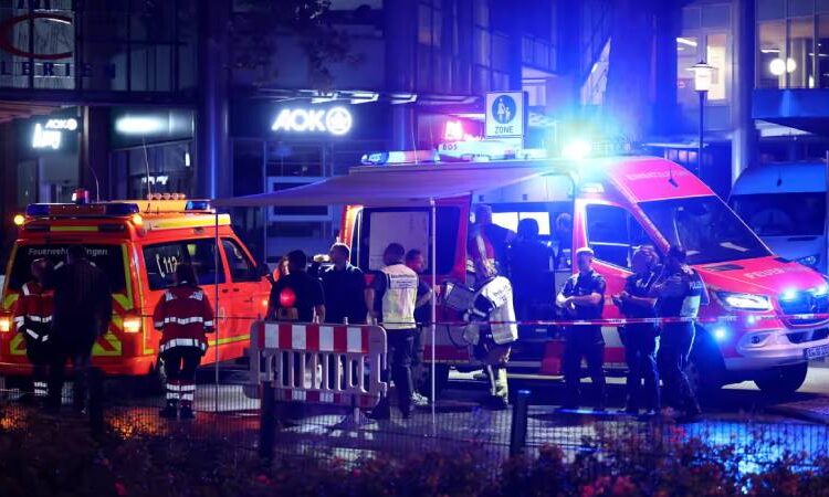 Almanya'da festivalde bıçaklı saldırı: 3 ölü, 5 ağır yaralı 1 Almanya’da festivalde bıçaklı saldırı: 3 ölü, 5 ağır yaralı