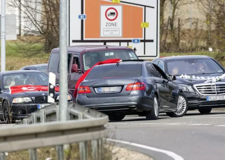Alman polisi, trafiği felç eden Türk düğün konvoyunu durdurdu, araçlara el koydu 1 Alman polisi, trafiği felç eden Türk düğün konvoyunu durdurdu, araçlara el koydu