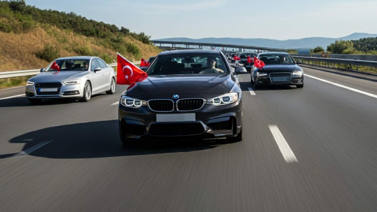 Alman polisi, trafiği felç eden Türk düğün konvoyunu durdurdu, araçlara el koydu 2 Alman polisi, trafiği felç eden Türk düğün konvoyunu durdurdu, araçlara el koydu
