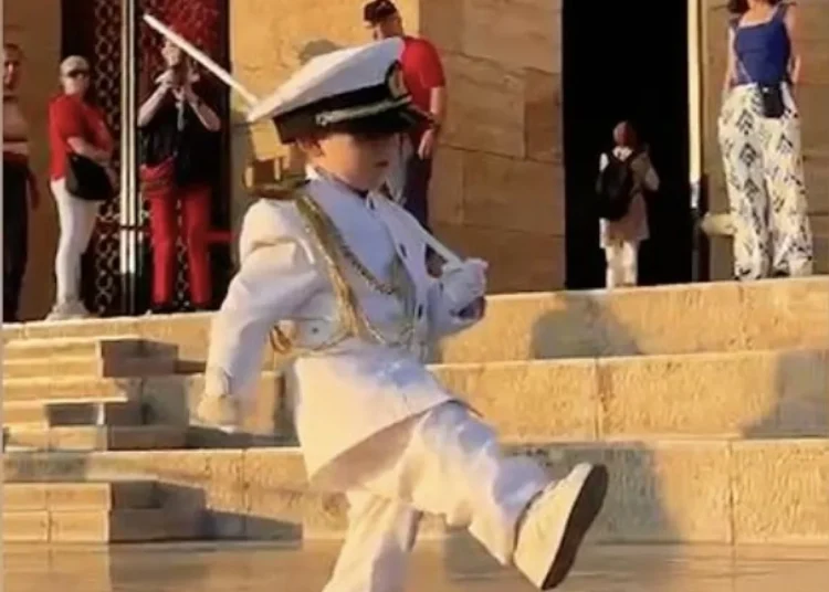 Anıtkabir’de minik askerden saygı nöbeti 1 Anıtkabir’de minik askerden saygı nöbeti