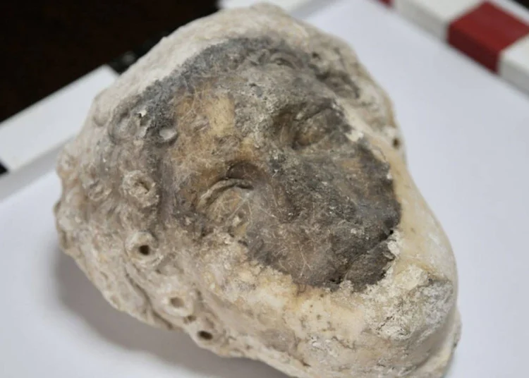 Fethiye Kalesi'nde bulunan heykel başının Apollon'a ait olduğu iddia ediliyor 1 Fethiye Kalesi’nde bulunan heykel başının Apollon’a ait olduğu iddia ediliyor