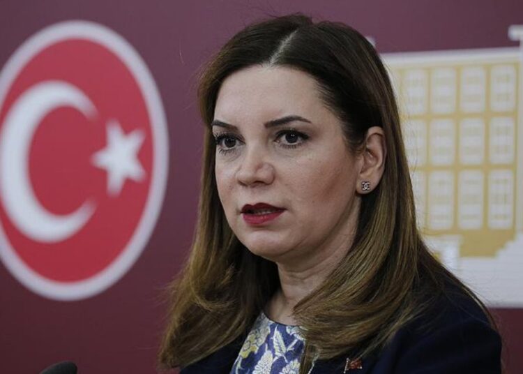 Partide kriz çıkmıştı: MHP'li Arzu Erdem istifa etti 1 Partide kriz çıkmıştı: MHP’li Arzu Erdem istifa etti