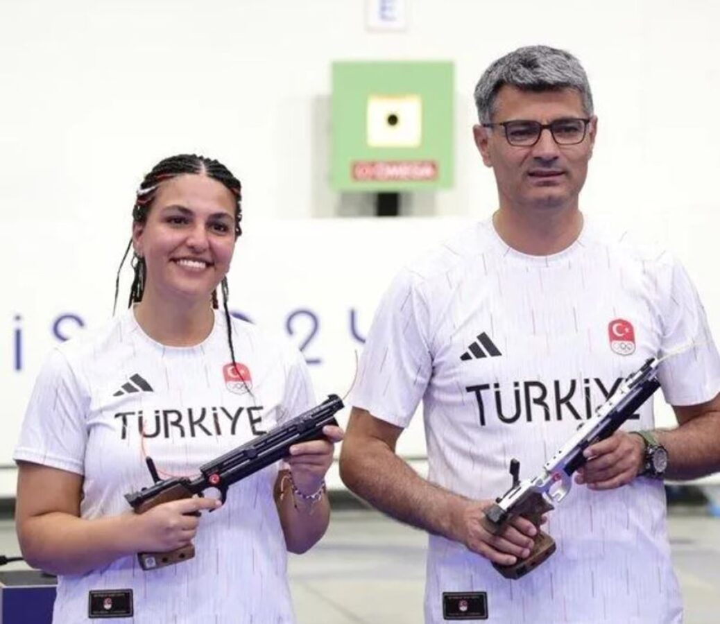 Milli sporcumuz, ekipmansız ve eli cebinde atış yapmasıyla gündem oldu