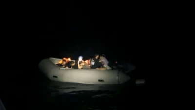 Ege sularında bir gecede 50'ye yakın göçmen yakalandı