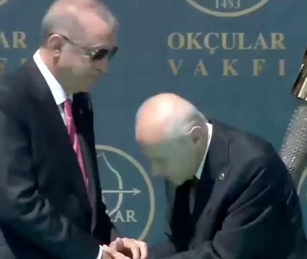 Bahçeli, kendisinden 6 yaş küçük Erdoğan'ın elini mi öpmek istedi? 2 Bahçeli, kendisinden 6 yaş küçük Erdoğan'ın elini mi öpmek istedi?