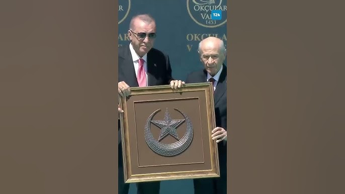 Bahçeli, kendisinden 6 yaş küçük Erdoğan'ın elini mi öpmek istedi? 3 Bahçeli, kendisinden 6 yaş küçük Erdoğan'ın elini mi öpmek istedi?