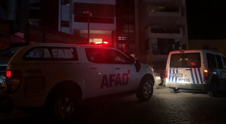Çocuk, boynundaki muskayı merak edip açtı! 3 kişi hastanelik oldu 1 Çocuk, boynundaki muskayı merak edip açtı! 3 kişi hastanelik oldu
