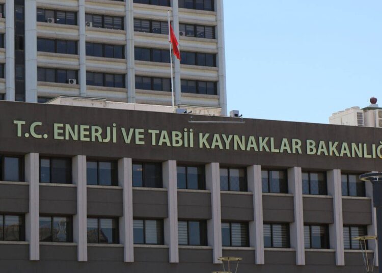KHK’yla ihraç edildi, yargı kararıyla göreve döndü ama bakanlık haklarını vermedi