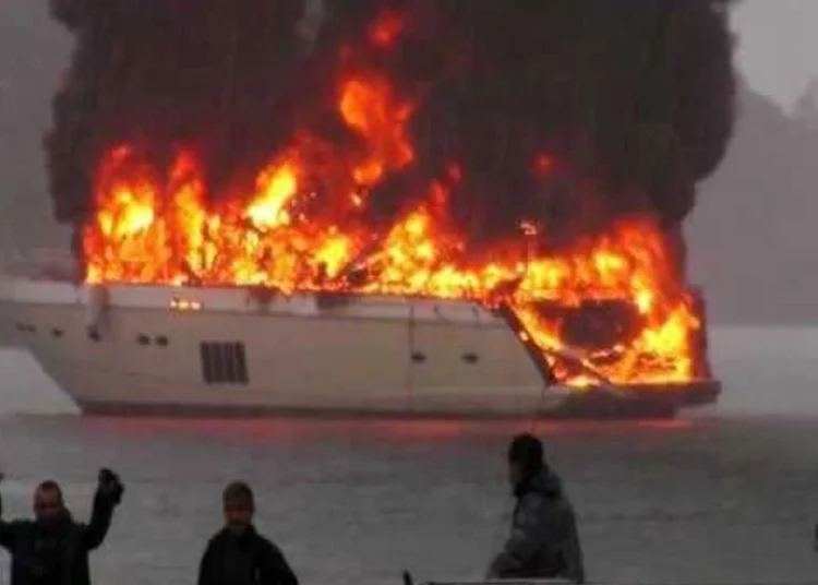 Fethiye’de yat yandı, 4 kişi denize atlayarak kurtuldu