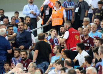 Trabzonspor maçında tribünde gergin anlar