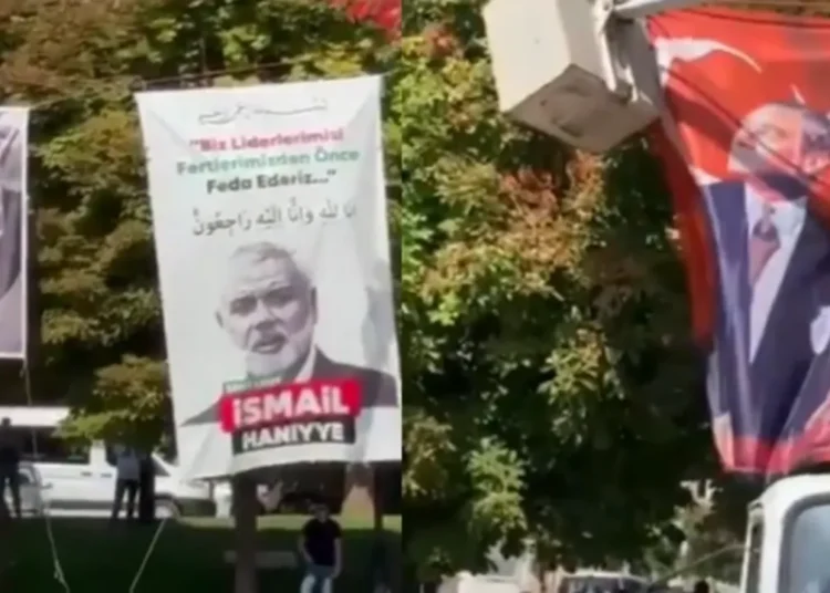 30 Ağustos töreninde İsmail Haniye posteri gerginliği 1 30 Ağustos töreninde İsmail Haniye posteri gerginliği