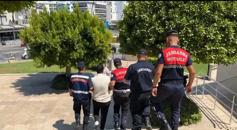 ‘Hülya’ olarak aranıyordu ‘Sedat’ olarak yakalandı 2 ‘Hülya’ olarak aranıyordu ‘Sedat’ olarak yakalandı