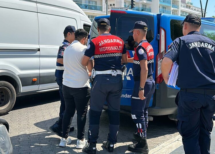 ‘Hülya’ olarak aranıyordu ‘Sedat’ olarak yakalandı 1 ‘Hülya’ olarak aranıyordu ‘Sedat’ olarak yakalandı