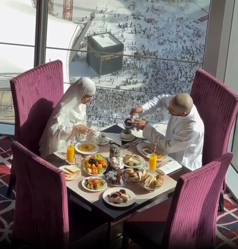 Kabe manzaralı kahvaltıya tepki yağıyor