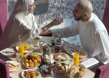 Kabe manzaralı kahvaltıya tepki yağıyor