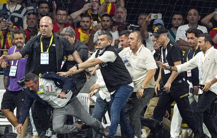 Göztepe-Fenerbahçe maçında Ali Koç’a çirkin saldırı