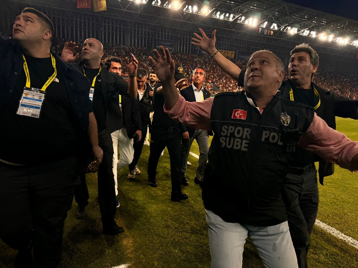 Göztepe-Fenerbahçe maçında Ali Koç'a çirkin saldırı