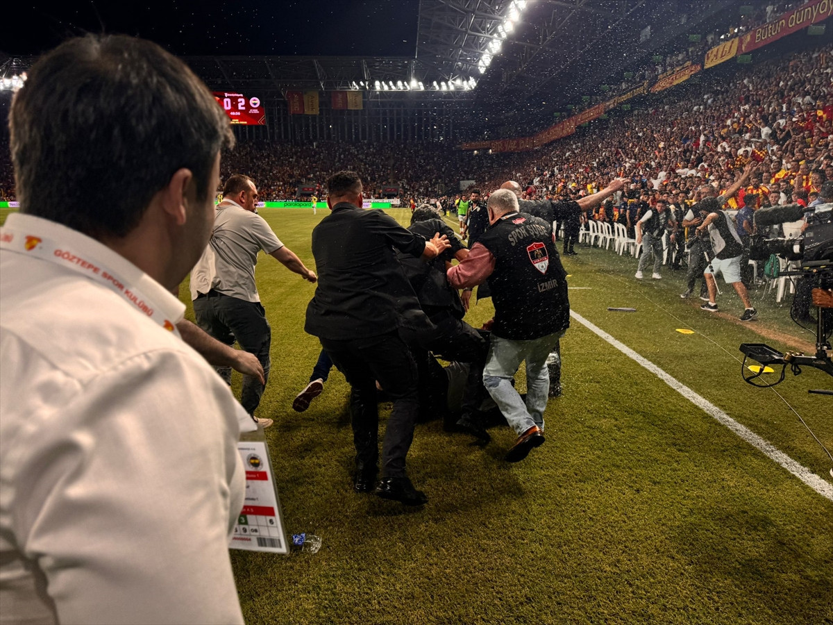 Göztepe-Fenerbahçe maçında Ali Koç'a çirkin saldırı