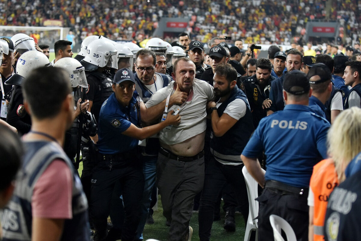 Göztepe-Fenerbahçe maçında Ali Koç'a çirkin saldırı
