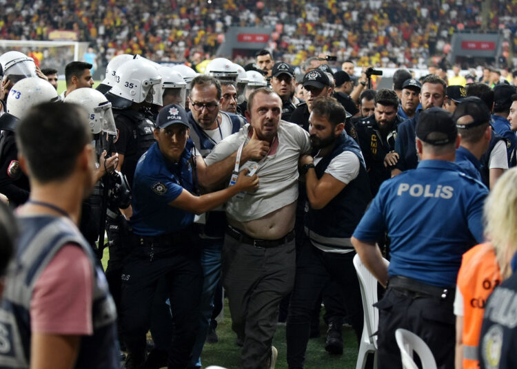 Ali Koç’a saldıran kişinin kim olduğu ortaya çıktı 1 Göztepe-Fenerbahçe maçında Ali Koç’a çirkin saldırı
