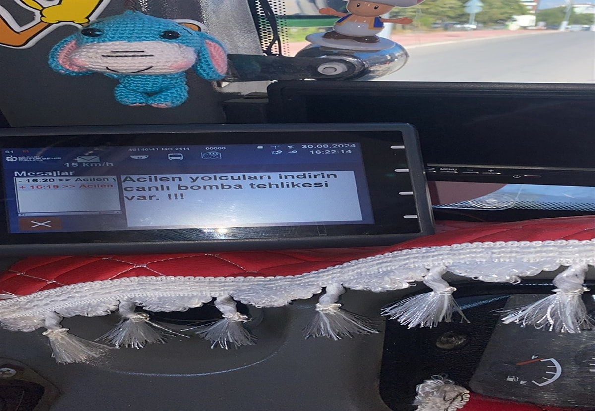 'Acilen yolcuları indirin canlı bomba tehlikesi var' mesajı panik oluşturdu 4 'Acilen yolcuları indirin canlı bomba tehlikesi var' mesajı panik oluşturdu