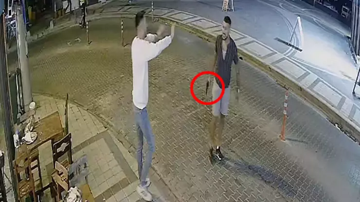 Tartıştığı kokoreççiyi polisin gözü önünde vurdu 2 Tartıştığı kokoreççiyi polisin gözü önünde vurdu