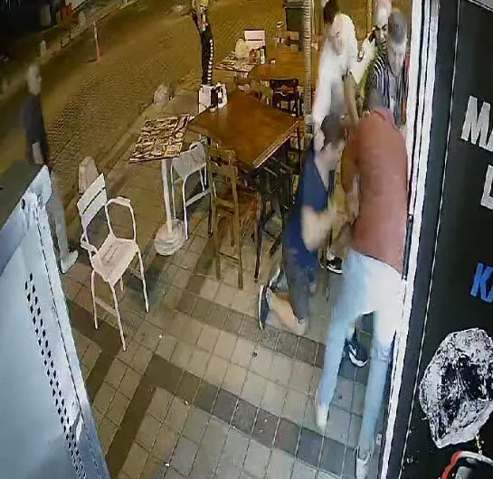 Tartıştığı kokoreççiyi polisin gözü önünde vurdu 3 Tartıştığı kokoreççiyi polisin gözü önünde vurdu