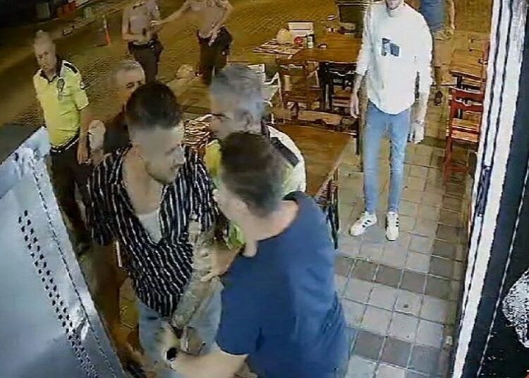 Tartıştığı kokoreççiyi polisin gözü önünde vurdu 1 Tartıştığı kokoreççiyi polisin gözü önünde vurdu