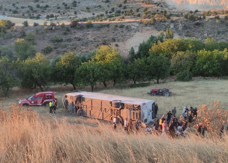 Malatya’da otobüs kazası: 22 kişi yaralandı 1 Malatya’da otobüs kazası: 22 kişi yaralandı