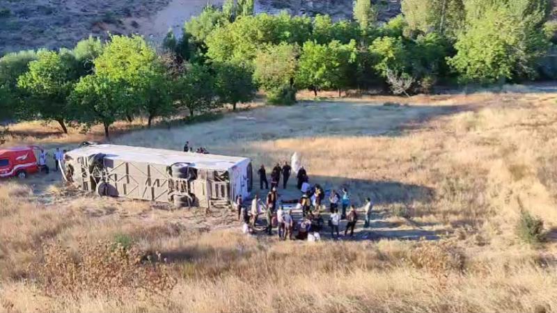 Otobüs şarampole devrildi! 2’si ağır, 22 yaralı 2 Otobüs şarampole devrildi! 2’si ağır, 22 yaralı