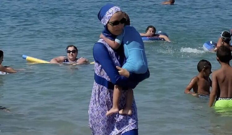 Plajlara tesettür mayo ile girmek yasaklandı 1 Plajlara tesettür mayo ile girmek yasaklandı