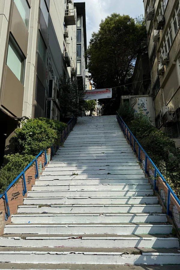Cihangir’deki merdivenden Filistin bayrağı renkleri kaldırıldı 5 Cihangir’deki merdivenden Filistin bayrağı renkleri kaldırıldı