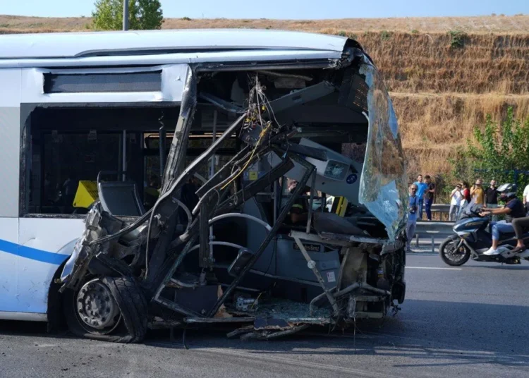 Küçükçekmece'de metrobüsler çarpıştı: 1 ölü, 2’si ağır 38 yaralı 1 Küçükçekmece’de metrobüsler çarpıştı: 1 ölü, 2’si ağır 38 yaralı
