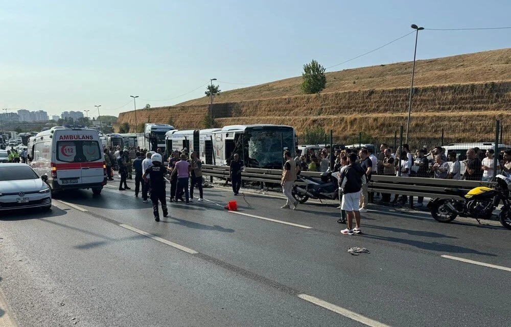 Küçükçekmece'de metrobüsler çarpıştı: 1 ölü, 2’si ağır 38 yaralı 8 Küçükçekmece'de metrobüsler çarpıştı: 1 ölü, 2’si ağır 38 yaralı