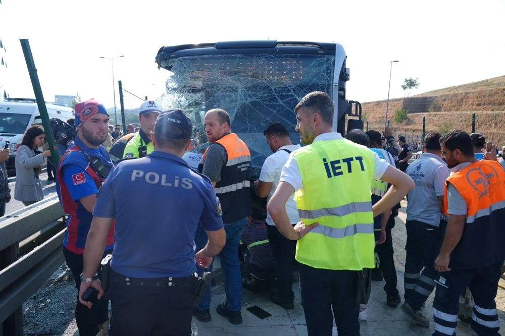 Küçükçekmece'de metrobüsler çarpıştı: 1 ölü, 2’si ağır 38 yaralı 7 Küçükçekmece'de metrobüsler çarpıştı: 1 ölü, 2’si ağır 38 yaralı