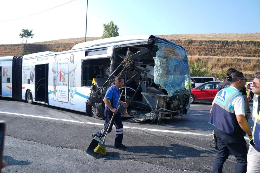 Metrobüs kazasının araç içi görüntüleri ortaya çıktı 2 Metrobüs kazasının araç içi görüntüleri ortaya çıktı