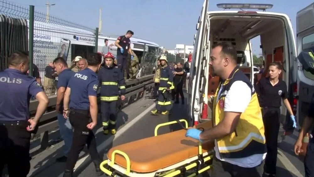 Küçükçekmece'de metrobüsler çarpıştı: 1 ölü, 2’si ağır 38 yaralı 3 Küçükçekmece'de metrobüsler çarpıştı: 1 ölü, 2’si ağır 38 yaralı