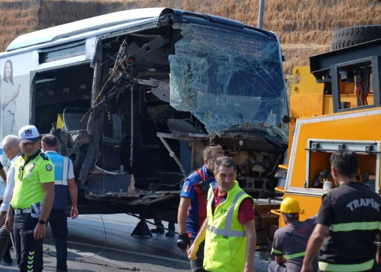 Metrobüs kazasının araç içi görüntüleri ortaya çıktı 1 Küçükçekmece’de metrobüsler çarpıştı: 1 ölü, 2’si ağır 38 yaralı
