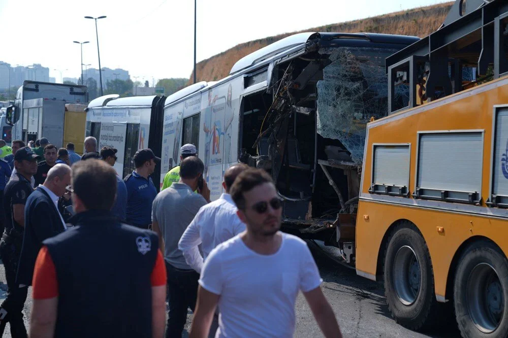 Küçükçekmece'de metrobüsler çarpıştı: 1 ölü, 2’si ağır 38 yaralı 4 Küçükçekmece'de metrobüsler çarpıştı: 1 ölü, 2’si ağır 38 yaralı
