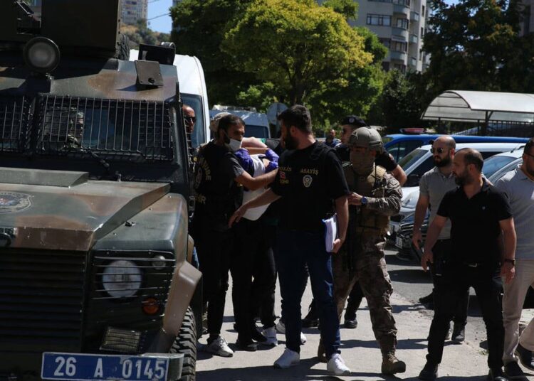 Eskişehir'de Nazi amblemli kostümle 5 kişiyi yaralayan saldırgan tutuklandı: Hazırlık yapmış 1 Eskişehir’de Nazi amblemli kostümle 5 kişiyi yaralayan saldırgan tutuklandı: Hazırlık yapmış