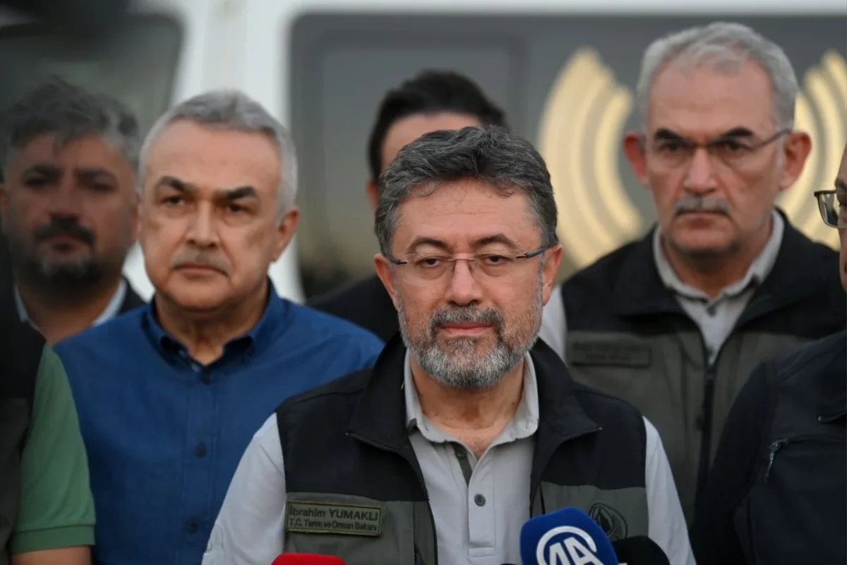 İzmir'de 8 noktada yangınlar devam ediyor 2 İzmir'de 8 noktada yangınlar devam ediyor
