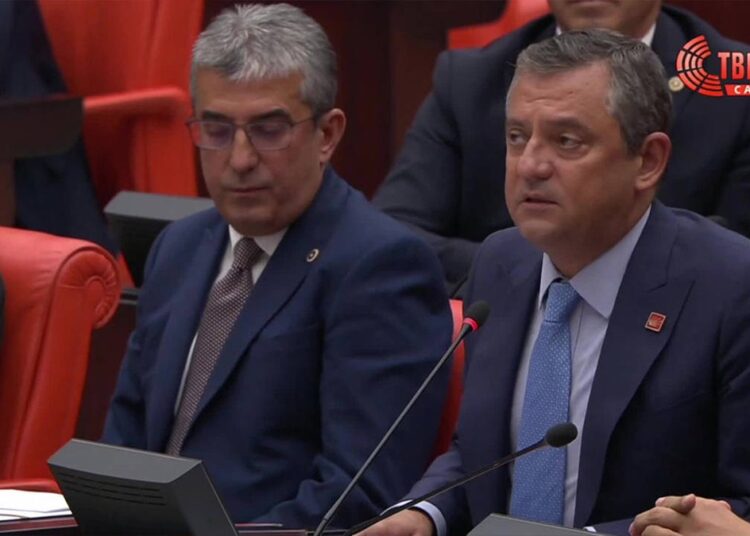 Özgür Özel: Bu salonda çok şey gördüm ama kan görmemiştim, çok utandım 1 Özgür Özel: Bu salonda çok şey gördüm ama kan görmemiştim, çok utandım