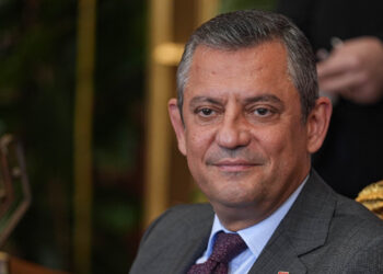Özgür Özel’in ayağı kırıldı