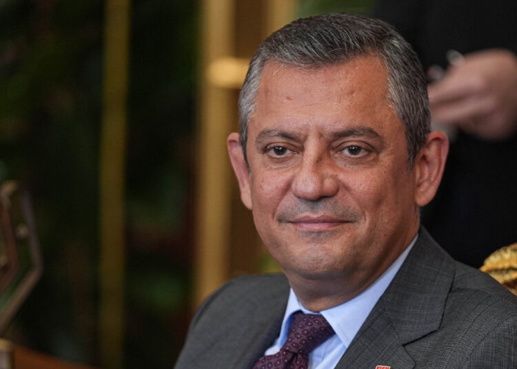 Özgür Özel’in ayağı kırıldı